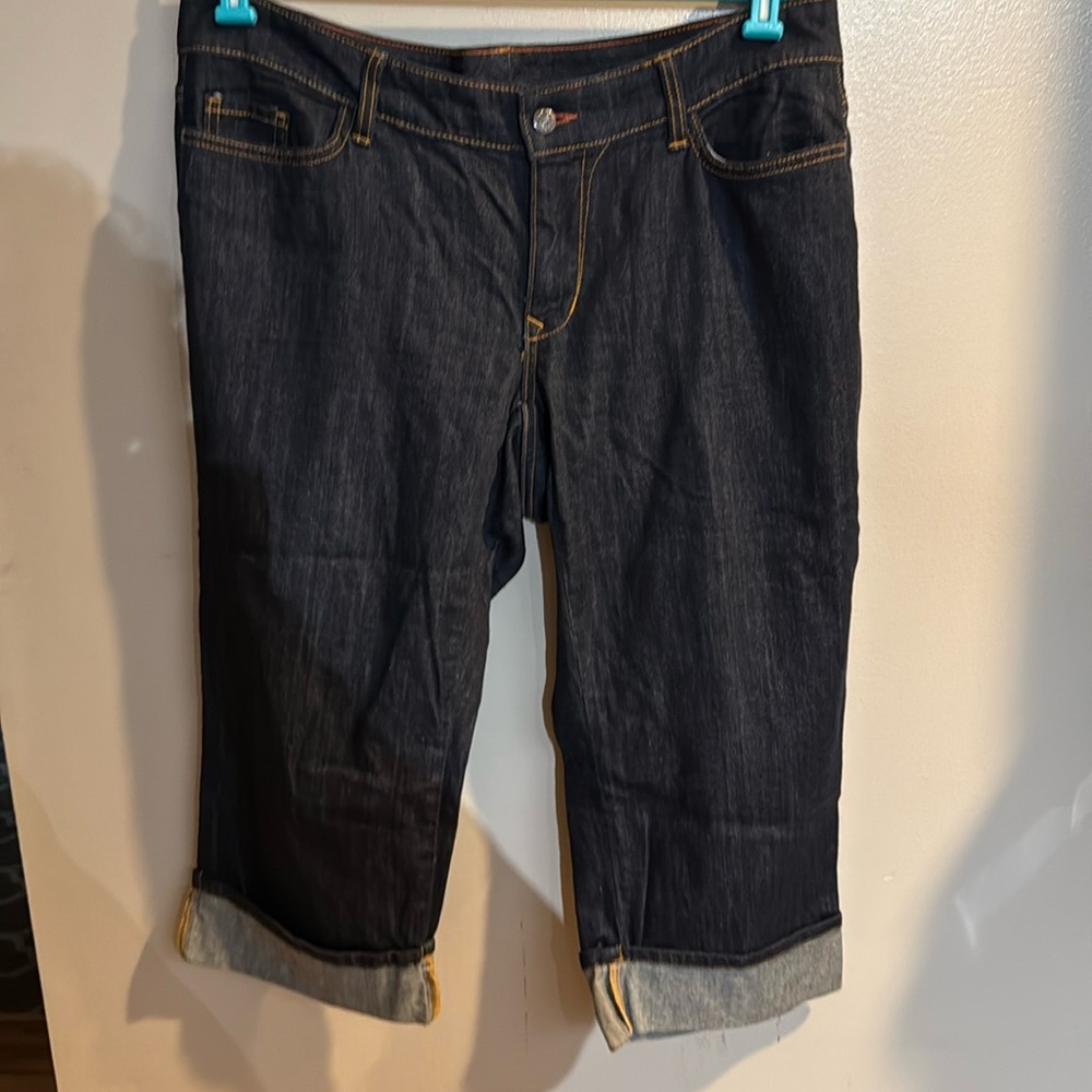 Old Navy like new size 16 denim capri jeans. Boyfriend cuff